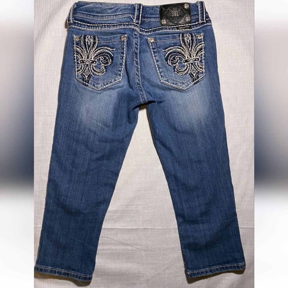 Miss Me Denim. Embroidered Capri Sz.27